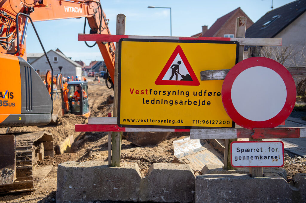 Vejskilt - her udføres ledningsarbejde